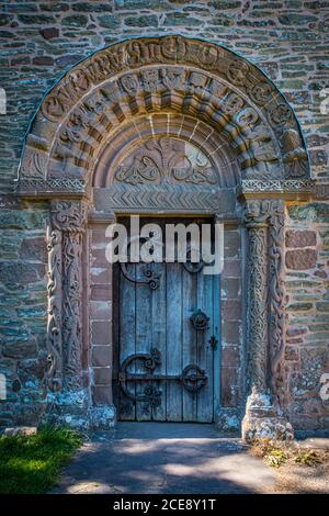 Kunstvolle Steinschnitzerei um die Tür der St. Mary und St. David Kirche in Kilpeck. Stockfoto