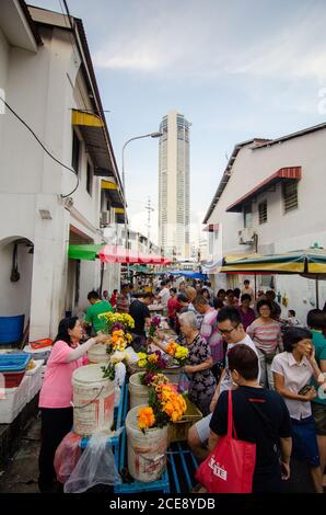 Georgetown, Penang/Malaysia - Aug 07 2016: Die Leute kaufen Blumen auf dem Morgenmarkt. Der Hintergrund ist am höchsten Stockfoto