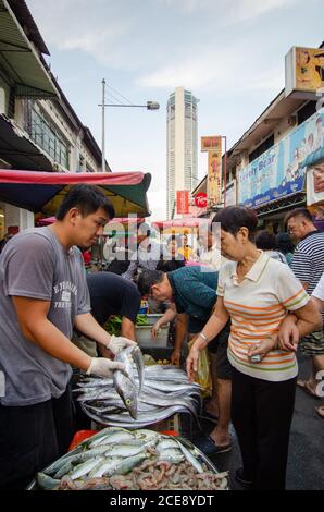 Georgetown, Penang/Malaysia - Aug 07 2016: Die Leute kaufen Fisch auf dem morgendlichen Markt. Stockfoto