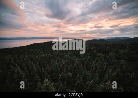 Von oben mit immergrünen Wäldern in endloser Landschaft bedeckt La Mauricie Nationalpark Stockfoto