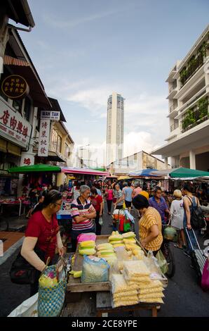 Georgetown, Penang/Malaysia - Aug 07 2016: Die Menge kauft das tägliche Essen und den Haushalt auf dem Markt am Morgen. Stockfoto