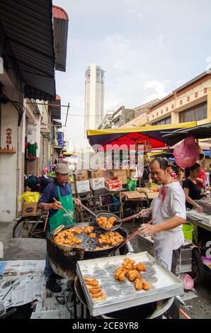 Georgetown, Penang/Malaysia - Aug 07 2016: Geschäftige Straße mit Straßenhändler verkaufen frittierten Teig. Stockfoto