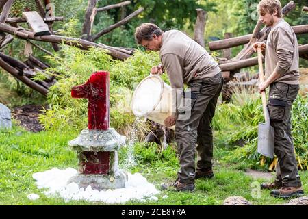 Berlin, Deutschland. August 2020. Mitarbeiter bereiten im Berliner Zoo in Berlin, der Hauptstadt Deutschlands, am 31. August 2020 den Geburtstagskuchen für die beiden Riesenpanda-Zwillinge Meng Xiang und Meng Yuan vor. Die beiden riesigen Panda-Zwillinge Meng Xiang und Meng Yuan, die ersten Zwillingsgiganten der Welt, die in Deutschland geboren wurden, feierten am Montag im Zoo ihren ersten Geburtstag. (Berlin Zoo/Handout via Xinhua) NUR FÜR REDAKTIONELLE VERWENDUNG Quelle: Xinhua/Alamy Live News Stockfoto