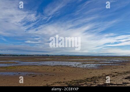 Der große flache Sandstrand an der Tay-Mündung in der Nähe des Tentsmuir Nature Reserve bei Ebbe, mit Barry Buddon in der Ferne. Stockfoto