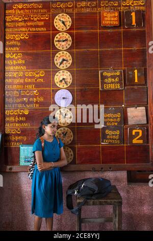 Sri Lanka, Galle, Bahnhof, Fahrplan. Mädchen. Stockfoto