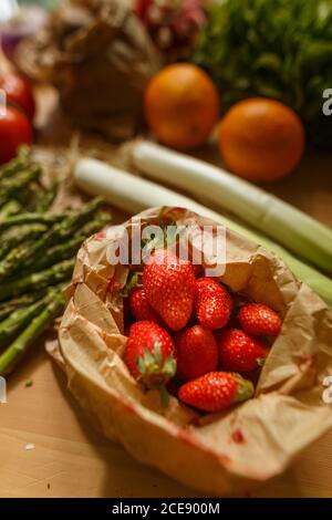 Draufsicht auf verschiedene frische Gemüse und reife Früchte angeordnet Auf Holztisch Stockfoto