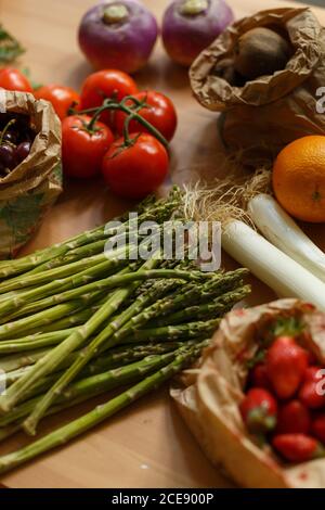 Draufsicht auf verschiedene frische Gemüse und reife Früchte angeordnet Auf Holztisch Stockfoto