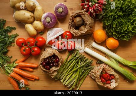 Draufsicht auf verschiedene frische Gemüse und reife Früchte angeordnet Auf Holztisch Stockfoto