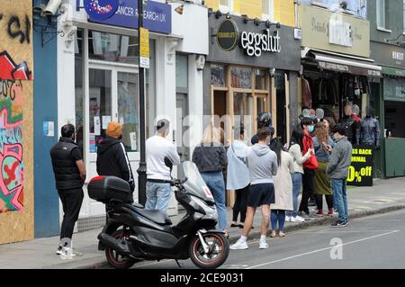 London, Großbritannien. August 2020. Portobello Road in Notting Hill ruhige, aber große Polizeipräsenz am Tag, die normalerweise der Höhepunkt des Karnevals wäre. Es wurde wegen Coronavirus abgesagt. Kredit: JOHNNY ARMSTEAD/Alamy Live Nachrichten Stockfoto