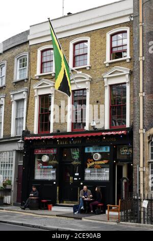 London, Großbritannien. August 2020. Jamaikanische Flagge über dem Cow Pub, Westbourne Park Road. Portobello Road in Notting Hill ruhige, aber große Polizeipräsenz am Tag, die normalerweise der Höhepunkt des Karnevals wäre. Es wurde wegen Coronavirus abgesagt. Kredit: JOHNNY ARMSTEAD/Alamy Live Nachrichten Stockfoto