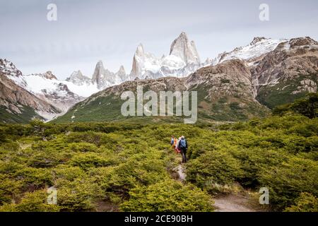 Wanderer, die versuchen, den Berg Fitz Roy zu besteigen. Stockfoto