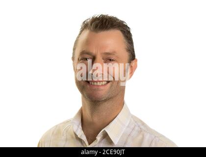 Nahaufnahme Porträt des kaukasischen männlichen isoliert vor weißem Hintergrund direkt auf die Kamera, lächelnd. Stockfoto