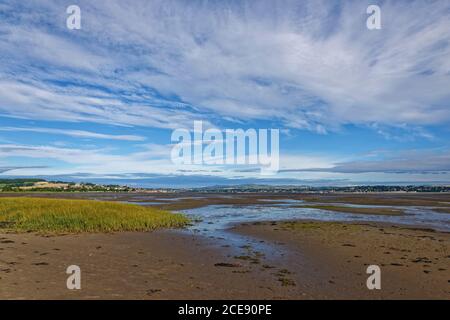 Blick zurück auf Dundee und Tayport der Tay Mündung bei Ebbe an einem sonnigen Tag im August, mit dem großen sanft abfallenden Sandstrand ausgesetzt. Stockfoto