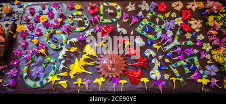 Sri Lanka, Waduwa, Leben Ayurveda Resort. Auf Wiedersehen-Schild mit Blumen geschmückt. Stockfoto