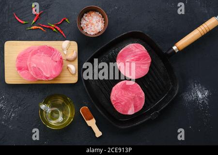 Draufsicht auf gefrorenen runden Thunfisch Cutlet für Burger oder Braten Stockfoto