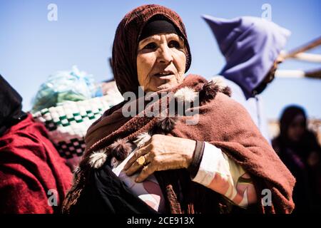 Marrakesch - Marokko; 03-24-2013: Alte Frau mit Gesichts-Tattoos auf einem Straßenmarkt in Marokko Stockfoto