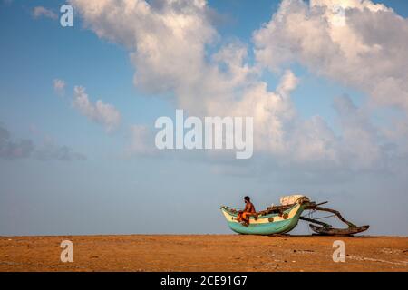 Sri Lanka, Waduwa, Leben Ayurveda Resort. Fischer mit seinem Boot am Strand. Stockfoto