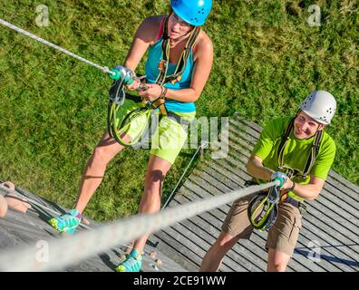 Abseilübung im Hochseilgarten Stockfoto