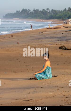 Sri Lanka, Waduwa, Leben Ayurveda Resort. Frau meditiert am Strand. Stockfoto