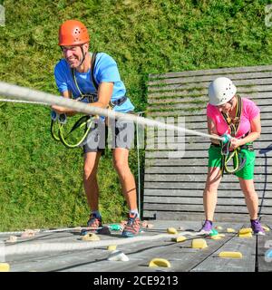 Abseilübung im Hochseilgarten Stockfoto