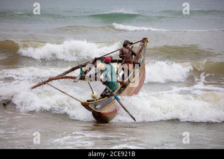 Sri Lanka, Waduwa, Leben Ayurveda Resort. Strand. Fischer. Stockfoto