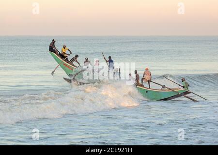 Sri Lanka, Waduwa, Leben Ayurveda Resort. Strand. Fischer. Stockfoto