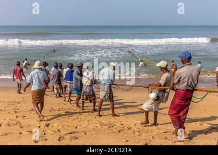 Sri Lanka, Waduwa, Leben Ayurveda Resort. Strand. Fischer. Stockfoto