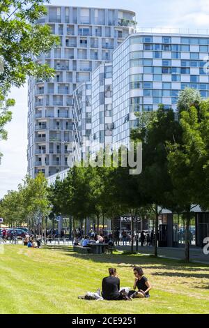 Nantes (Nordwestfrankreich): Euronantes, Stadtgebiet mit Wohnungen, Geschäften, Luxushotels und wirtschaftlichen Aktivitäten, noch in Entwicklung, auf beiden sid Stockfoto