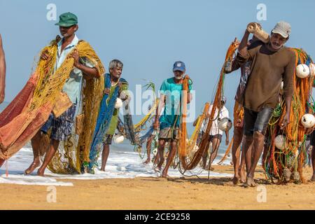 Sri Lanka, Waduwa, Leben Ayurveda Resort. Strand. Fischer. Stockfoto