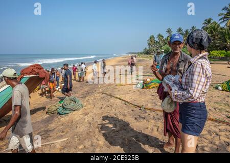 Sri Lanka, Waduwa, Leben Ayurveda Resort. Strand. Fischer. Tourist, Frau. Stockfoto