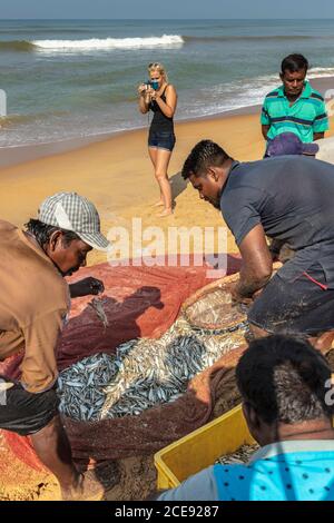 Sri Lanka, Waduwa, Leben Ayurveda Resort. Strand. Fischer. Frau, Tourist Dreharbeiten. Stockfoto