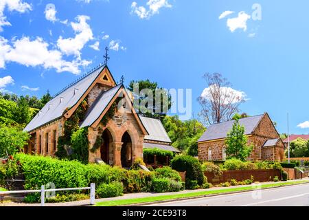 Adelaide Hills, South Australia - 9. Februar 2020: Ehemalige Clarendon Polizeiwache mit Gerichtsgebäude und historischer Halle an einem hellen Tag Stockfoto