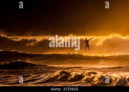Surf-Session im Fistral in Newquay in Cornwall. Stockfoto