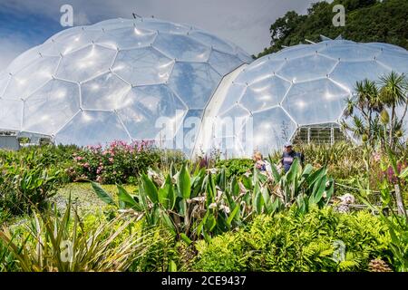 Die geodätischen Biom-Kuppeln im Eden Project in Cornwall. Stockfoto