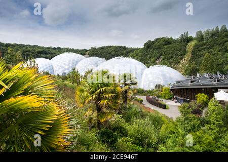 Die geodätischen Biom-Kuppeln im Eden Project in Cornwall. Stockfoto