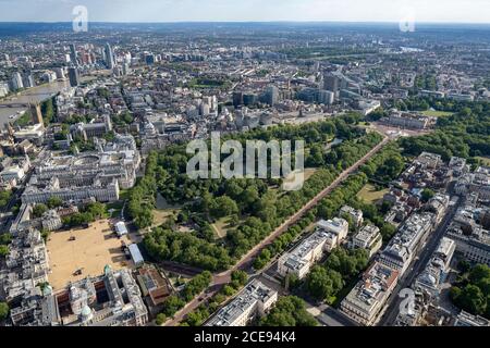Luftaufnahme von London mit St James's Park und Buckingham Palace. Stockfoto
