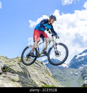 Experte radfahren Tricks im hochalpinen Region in der Nähe Bernina Pass Stockfoto