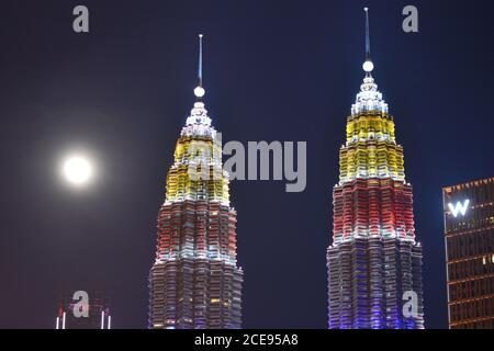 Kuala Lumpur, Malaysia. August 2020. Die Petronas Twin Towers werden in den Farben der Nationalflagge Malaysias zur Feier des Unabhängigkeitstages des Landes in Kuala Lumpur, Malaysia, am 31. August 2020, beleuchtet. Quelle: Chong Voon Chung/Xinhua/Alamy Live News Stockfoto