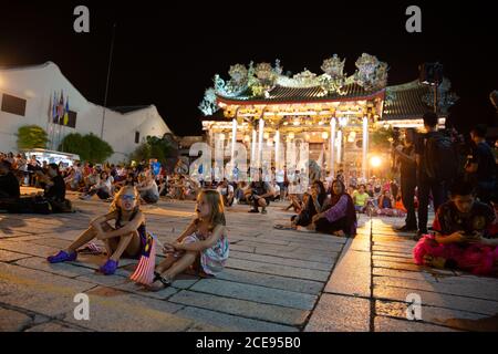 Georgetown, Penang/Malaysia - Aug 27 2016: Touristen haben Spaß und sitzen vor Chew Kongsi. Stockfoto