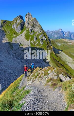 Vater und Sohn auf dem Weg zum Eingang der Klettersteige in den österreichischen Alpen Stockfoto