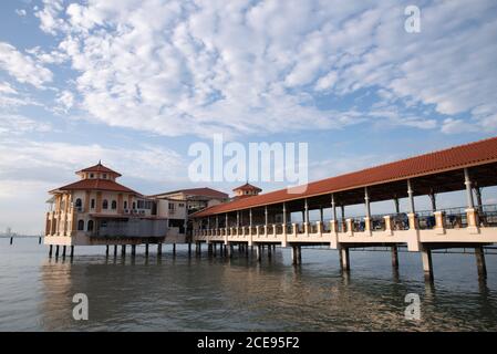 Georgetown, Penang/Malaysia - Aug 27 2016: Queen Elizabeth II Restaurant unter hellblauem Himmel. Stockfoto