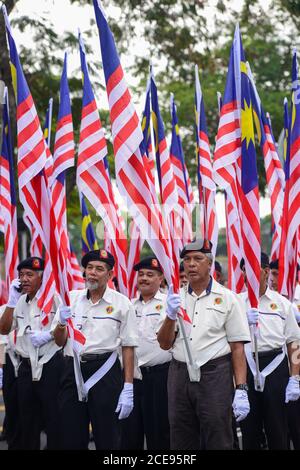 Georgetown, Penang/Malaysia - 31 2016. Aug: Veteran hält die Flagge während der Merdeka Prozession. Stockfoto