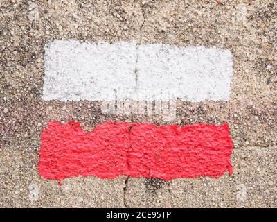 Oben Aufnahme von weißen und rot gestrichenen Linien auf dem Wand Stockfoto