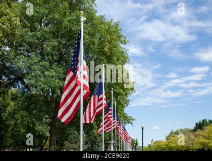 Amerikanische Flaggen in einer Ausstellung zu Ehren der Militärveteranen entlang einer Straße in einer kleinen Stadt Stockfoto