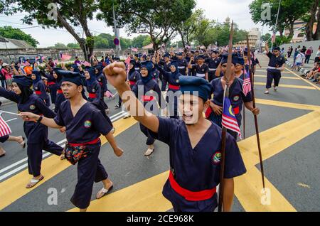 Georgetown, Penang/Malaysia - 31 2016. Aug: Silat Performer nehmen an der Unabhängigkeitsparade Teil. Stockfoto