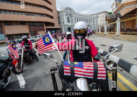 Georgetown, Penang/Malaysia - Aug 31 2016: Motorradfahrer hängen die Flagge von Malasyia Stockfoto