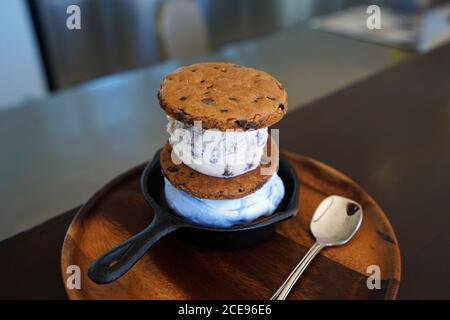 Kekse und Sahne Eis Sandwich serviert auf Holzplatte Stockfoto