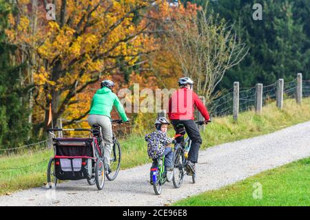 Junge Familie hat viel Spaß beim Radfahren in Herbstliche Natur Stockfoto