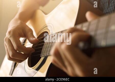 Wählen Sie Fokus und weichen Fokus , Hand des Mannes spielen akustische Gitarre , musikalische Konzept Stockfoto