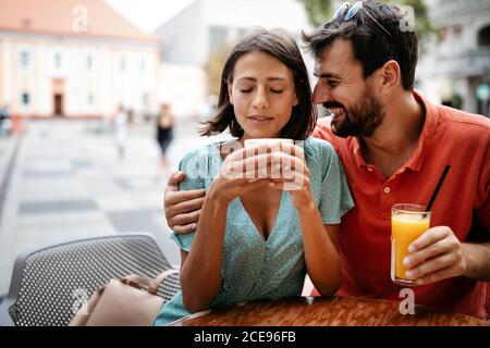 Nettes Paar in der Liebe mit Kaffee zusammen im Café Stockfoto